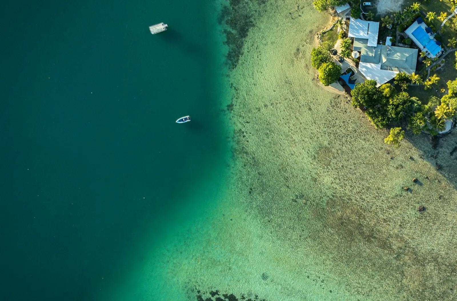 A pale sandbar dividing deep blue and turquoise water in a lagoon on Espiritu Santo